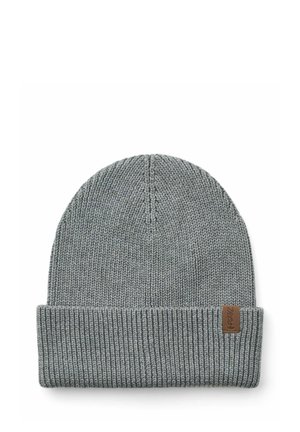 Bonnet gris en tricot avec bord replié et petite étiquette rectangulaire marron sur le côté sur fond blanc.
