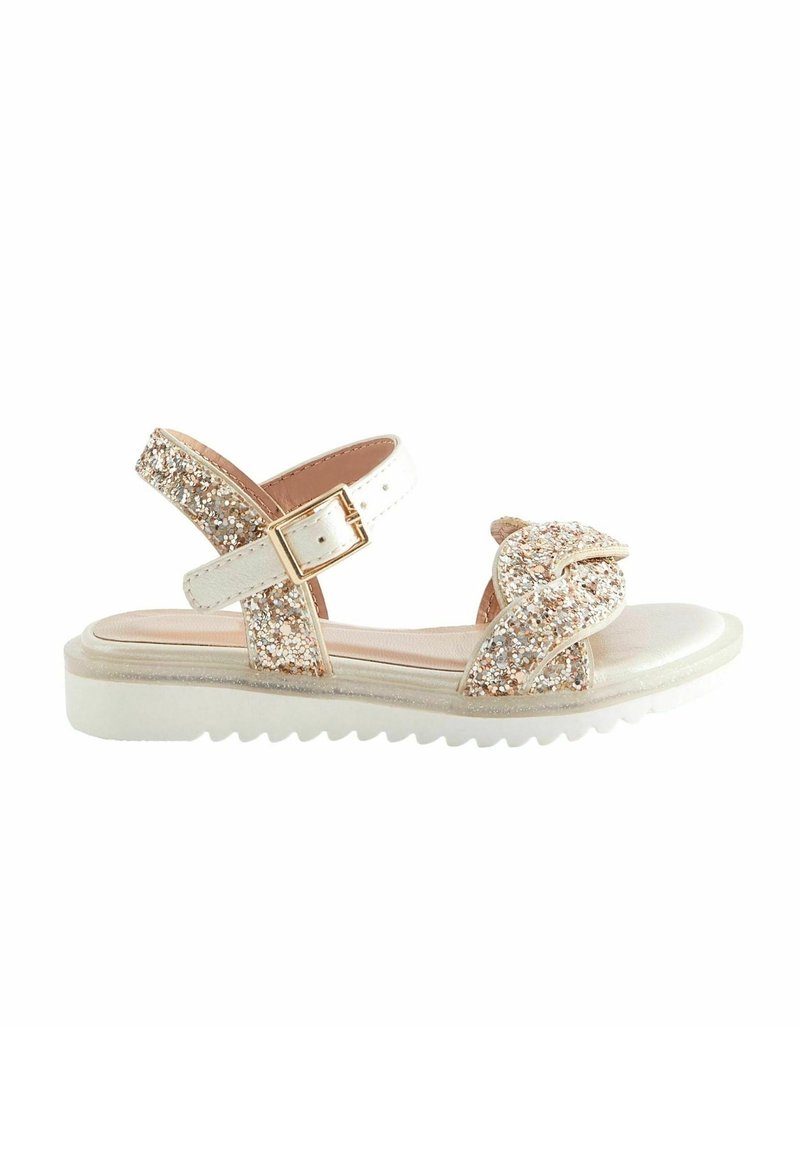 Sandales blanches étincelantes avec un dessus texturé et une boucle réglable. Semelle douce rembourrée avec un fond rainuré pour une meilleure adhérence.