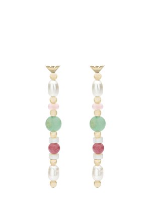 Pendientes colgantes con partes superiores con logo en tono dorado, perlas de tamaño variable y cuentas redondas multicolor en verde, rosa, blanco y dorado.