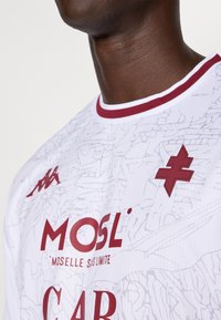 Weißes Sporttrikot mit maroonfarbenen Akzenten, rundem Ausschnitt, strukturiertem Finish und Mustern. Zeigt Logos von "MOSL" und "Kappa."