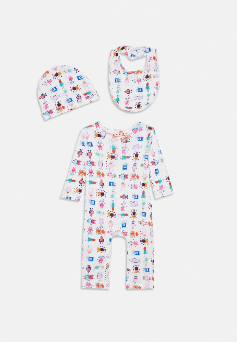 Vit bomull babybody med långa ärmar, prydd med färgglada tecknade mönster. Inkluderar en matchande hatt och en haklapp med liknande design.