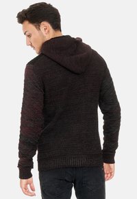 Pull à Capuche Rusty Neal RN 13277 - Coupe Ajustée, 100% Polyacrylique, Style Sportif Hiver