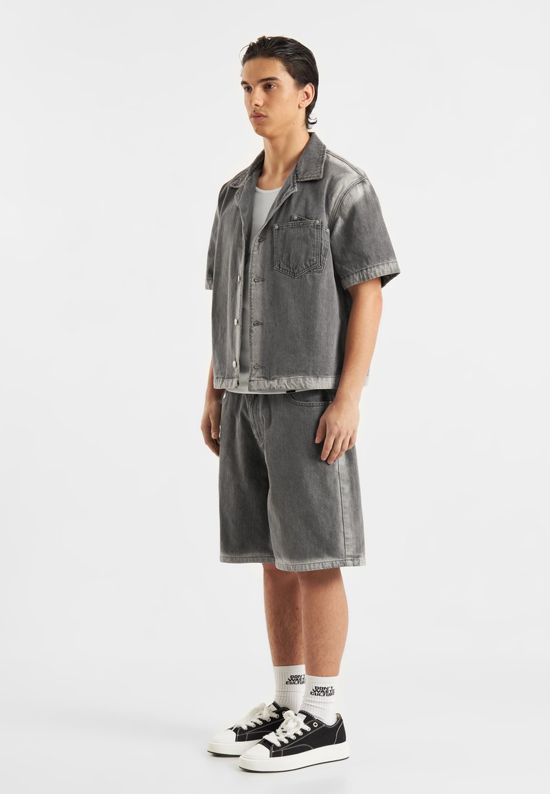 Don't Waste Culture - FYORI UNISEX - Denim shorts - washed grey, Enlarge