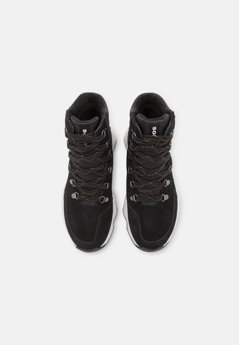 Schwarze High-Top-Schuhe aus Wildleder und Mesh-Material, mit metallischen Ösen, strukturierten Schnürsenkeln und einer weißen Zwischensohle.