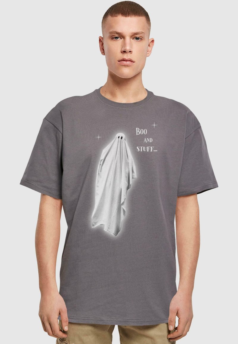 Graues T-Shirt mit kurzen Ärmeln, das ein weißes Gespensterdesign mit zwei schwarzen Augen und dem Text "Boo und so..." in weißen Buchstaben zeigt.