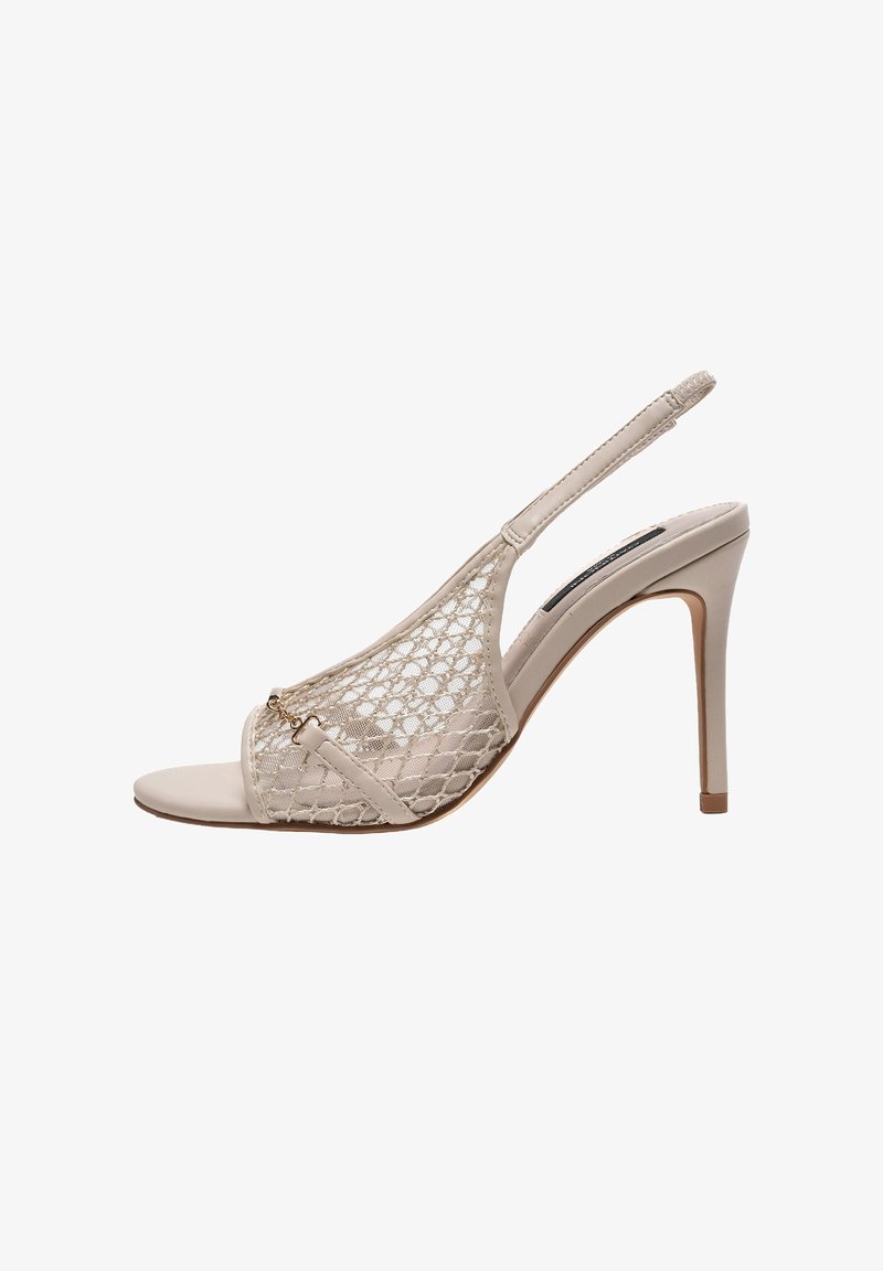 Beige högklackad sandal med ett överdel i spetsmesh, öppen tå och en smal klack. Har en slingbackrem och detaljer i guld.