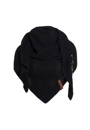 Zwarte gebreide sjaal met een driehoekige vorm, voorzien van een textuurpatroon en een accent van een bruine leren label. Zacht, ademend materiaal.