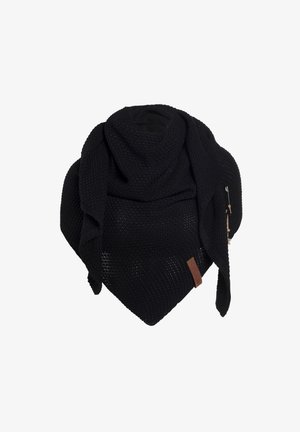 Zwarte gebreide sjaal met een driehoekige vorm, voorzien van een textuurpatroon en een accent van een bruine leren label. Zacht, ademend materiaal.