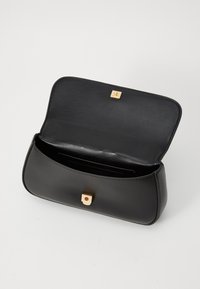 Schwarze Lederhandtasche in rechteckiger Form, mit glatter Textur und einem goldenen quadratischen Verschlussakzent. Das Innere ist geräumig und hat keine Fächer.
