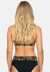 Zestaw bikini z wzorzystym, wielokolorowym stanikiem i gładkimi czarnymi majtkami. Posiada zapięcie na klamrę i miękką teksturę materiału.