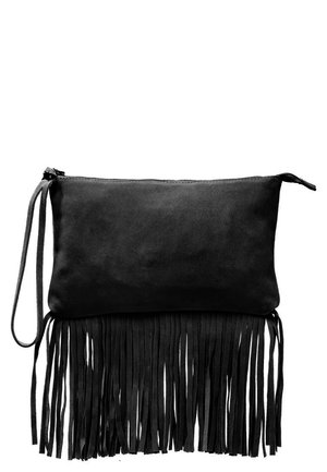 Czarna kopertówka zamszowa z paskiem na nadgarstek i długimi frędzlami wzdłuż dolnej krawędzi, zamykana na suwak u góry.