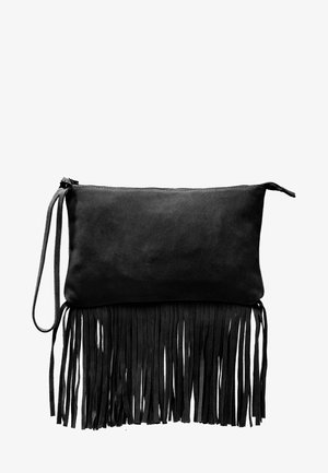 Clutch de ante negro con correa para la muñeca y detalles de flecos largos en el borde inferior, cierre de cremallera en la parte superior.