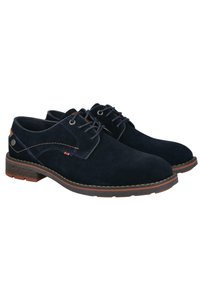 Zapatos de ante azul marino con punta redonda, diseño de cordones, suela marrón en contraste y acentos bordados. Presentan un pequeño detalle en rojo, blanco y azul.