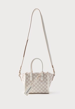 Kleine beige Handtasche mit Muster, zwei kurzen Griffen, langem verstellbarem Schultergurt und angebrachtem rechteckigem Anhänger.