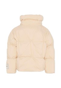 Giacca imbottita beige con colletto alto, caratterizzata da sezioni trapuntate e un'etichetta a patch sulla manica sinistra. Tessuto morbido e liscio.