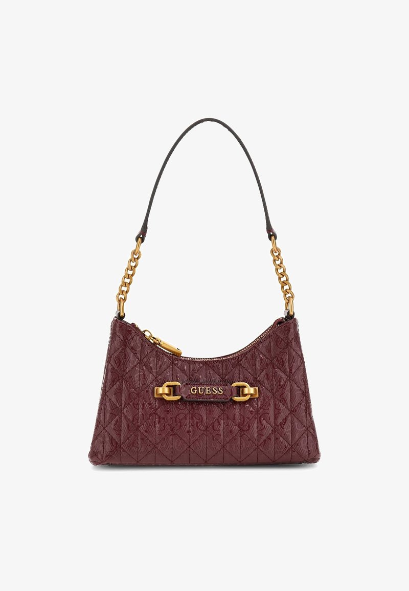 Petit sac à main matelassé bordeaux avec bandoulière chaîne dorée, fermeture éclair dorée et plaque logo dorée "GUESS" à l'avant.