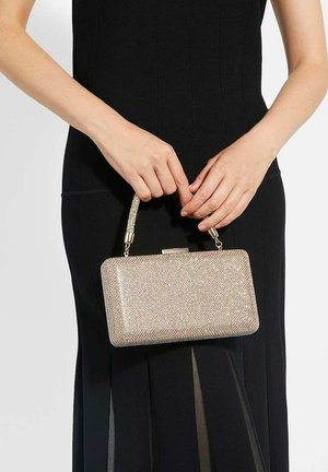 Clutch bag gemaakt van metallic stof met een gestructureerd, sprankelend oppervlak. Beschikt over een korte, geparelde handgreep en heeft een rechthoekige vorm.