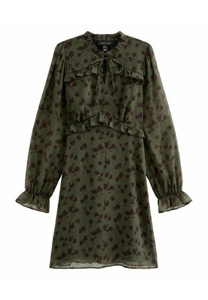 Vestido floral verde con mangas largas con puños elásticos, escote con volantes y acentos en la cintura, confeccionado en una tela ligera y texturada.