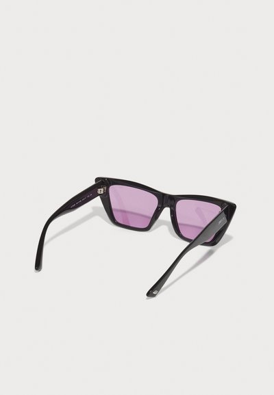 Ochelari de soare negri din plastic, cu rame unghiulare și lentile violet. Au brațe subțiri cu un branding subtil și o finisare netedă, lucioasă.