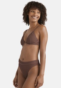 Bikini marrone con texture, con coppe triangolari e pantaloni a vita alta, dotato di sottili spalline e design a coste.