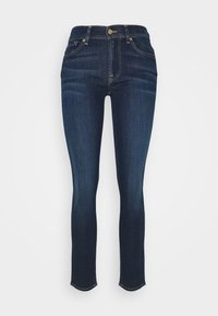Jeans de mezclilla azul oscuro, corte ajustado, diseño de cinco bolsillos, botón de herraje dorado, talle medio, dobladillo limpio, textura suave.