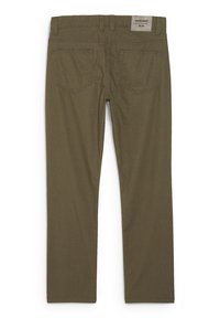 Pantalones de algodón verde oliva con corte recto, dos bolsillos traseros y una cinturilla texturizada con una etiqueta. Sin adornos visibles.