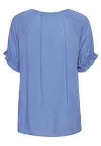 Niebieska, lekka bluzka o luźnym kroju, z krótkimi bufkami i marszczeniami na ramionach oraz u dołu. Gładka tekstura materiału.