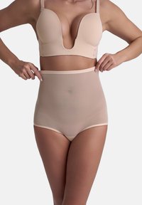 Shorts beige a vita alta modellanti con una texture liscia, elastico in vita e bordi a contrasto di colore chiaro.