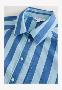 Vald, light dark blue stripe