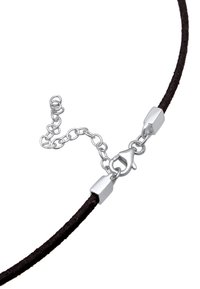 Zwarte suede choker ketting met een zilveren metalen sluiting en verleng ketting, voorzien van cilindrische stopper voor een veilige sluiting.
