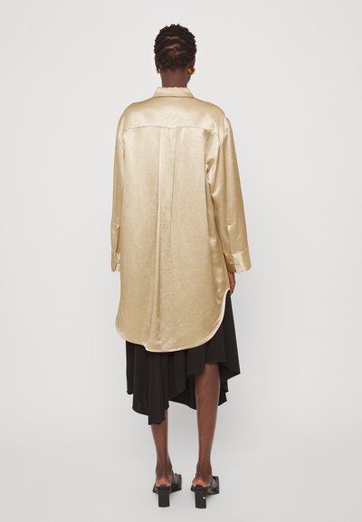 By Malene Birger OLISSE - Vestido camiseiro - nature
