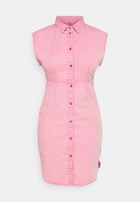 Vaaleanpunainen farkku mekko, jossa on hihaton muotoilu, nappi edessä ja vyötärösauma. Mukana kaulus ja sävyyn sopiva ommeltyö. Sujuva, yhtenäinen rakenne.