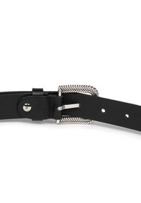 Cintura in pelle nera con una fibbia in metallo argentato caratterizzata da un motivo a spina di pesce. Include un fermaglio metallico rotondo e diversi fori di regolazione.