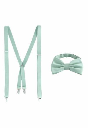 Lichtgroene verstelbare bretels met zilverkleurige clips en bijpassende vooraf gestrikte strik op een witte achtergrond.