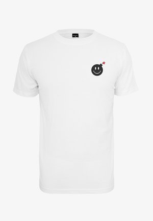 Biała koszulka z krótkim rękawem z małym czarnym uśmiechniętym wzorem bomby i czerwonym gwiazdkowym knotem na lewej piersi.