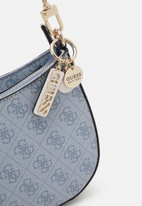 Guess NOELLE TOP ZIP SHOULDER BAG - Kabelka - light blue