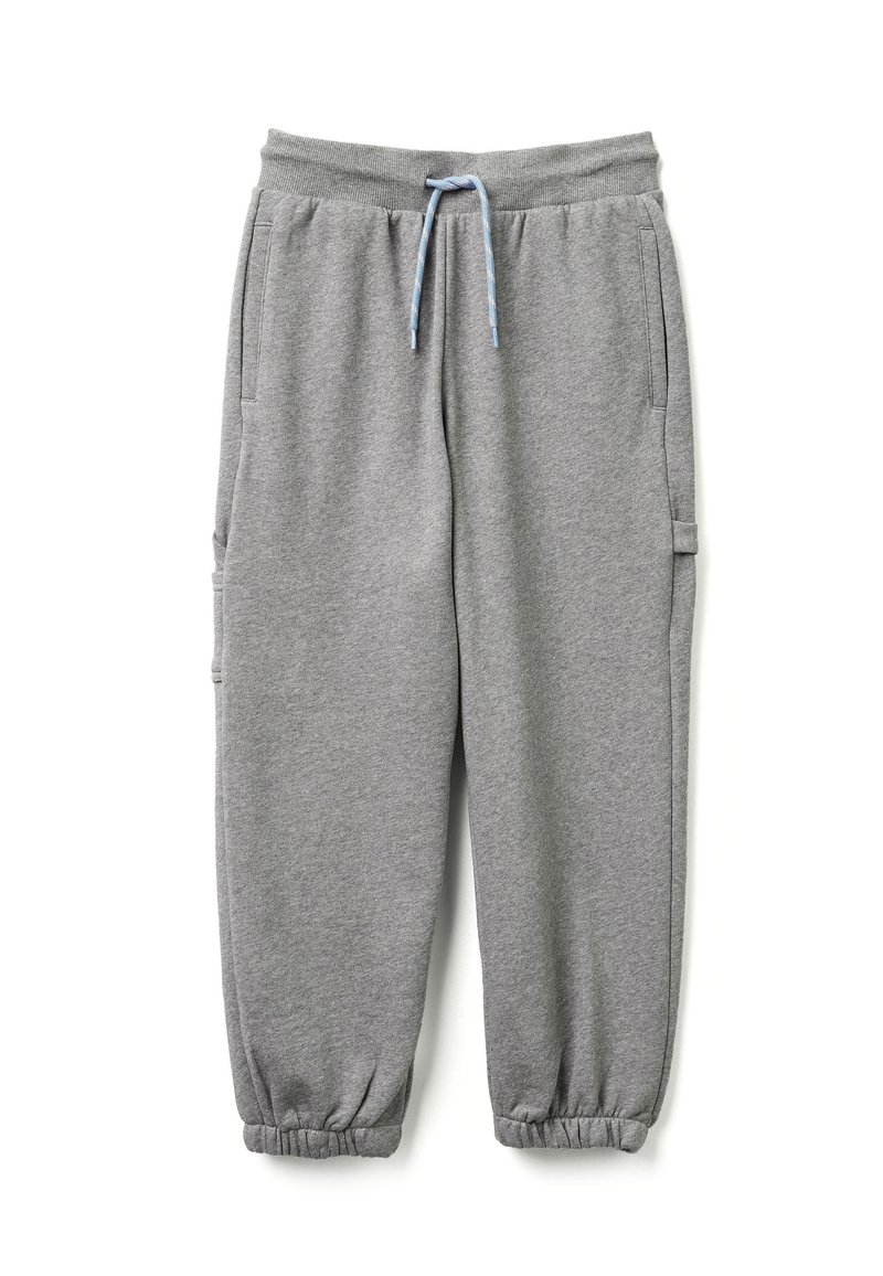 Šedé tepláky s elastickým pasem, modrým šňůrkovým stahováním, bočními kapsami a elastickými manžetami na kotnících. Vyrobeny z měkké, texturované tkaniny.