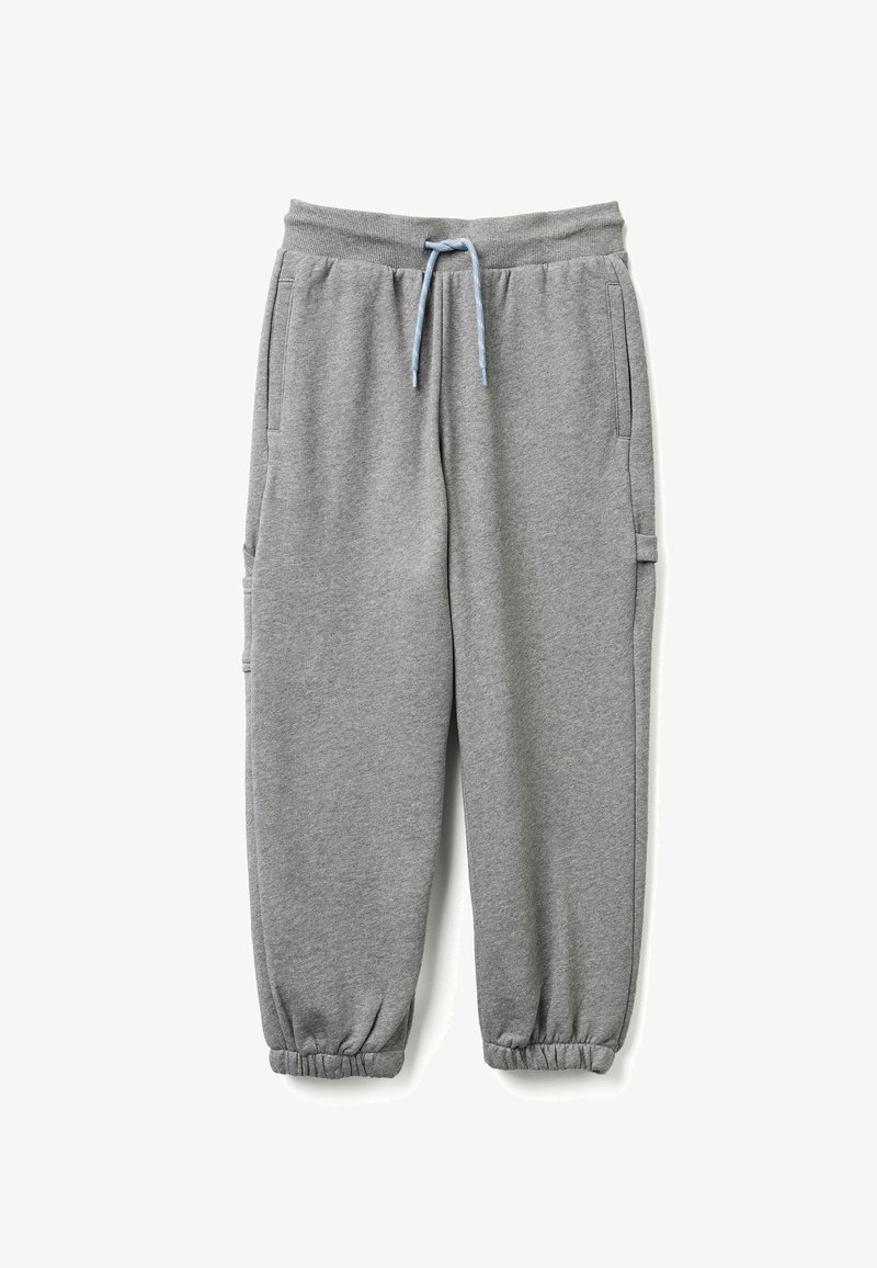 Šedé tepláky s elastickým pasem, modrým šňůrkovým stahováním, bočními kapsami a elastickými manžetami na kotnících. Vyrobeny z měkké, texturované tkaniny.