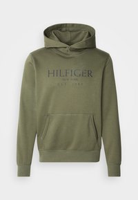 Felpa verde oliva realizzata in tessuto morbido, con tasca frontale, cappuccio regolabile e testo del logo blu navy che dice "HILFIGER NEW YORK EST. 1985."