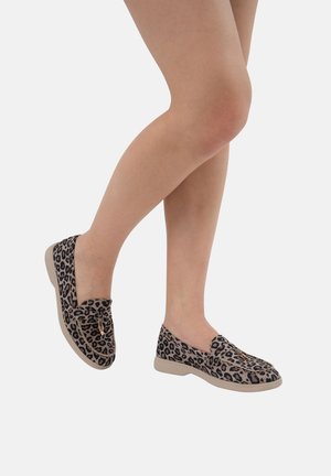 Scarpe slip-on con stampa leopardata, dotate di una suola piatta beige, con punta arrotondata e tessuto texturizzato. Nessun hardware o accentuazione visibile.