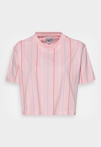 Krótki różowy t-shirt wykonany z miękkiej bawełny, z pionowymi czerwonymi i niebieskimi paskami oraz białym logo wyszytym na piersi.