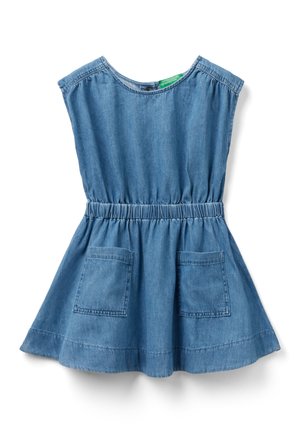 Blå denimkjole uden ærmer med elastisk talje og to firkantede lommer foran.