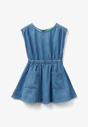 Blå denimkjole uden ærmer med elastisk talje og to firkantede lommer foran.