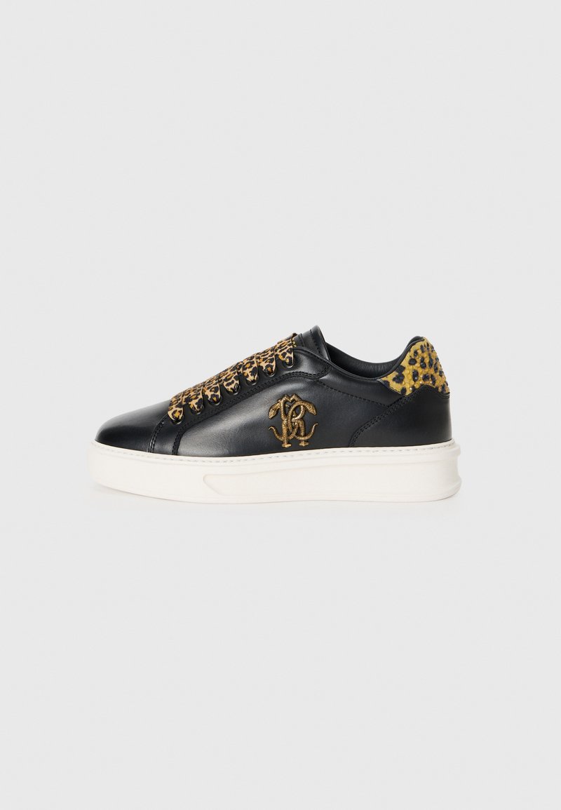 Sneaker in pelle nera con marchio dorato, lacci con stampa leopardata e tacco in ecopelle beige testurizzato. Presenta una suola in gomma bianca e cuciture a contrasto.