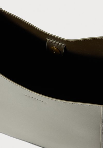 Geantă din piele gri deschis cu o textură netedă și un luciu subtil. Dispune de o închidere tip snap și un interior închis la culoare, evidențiind linii curate și un design minimalist.