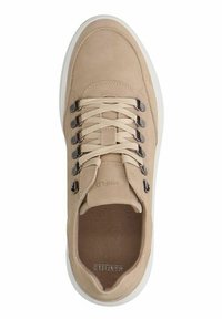 Sneaker in suede beige con punta rotonda, design con lacci, occhielli metallici e suola in gomma bianca. L'interno presenta una soletta imbottita.