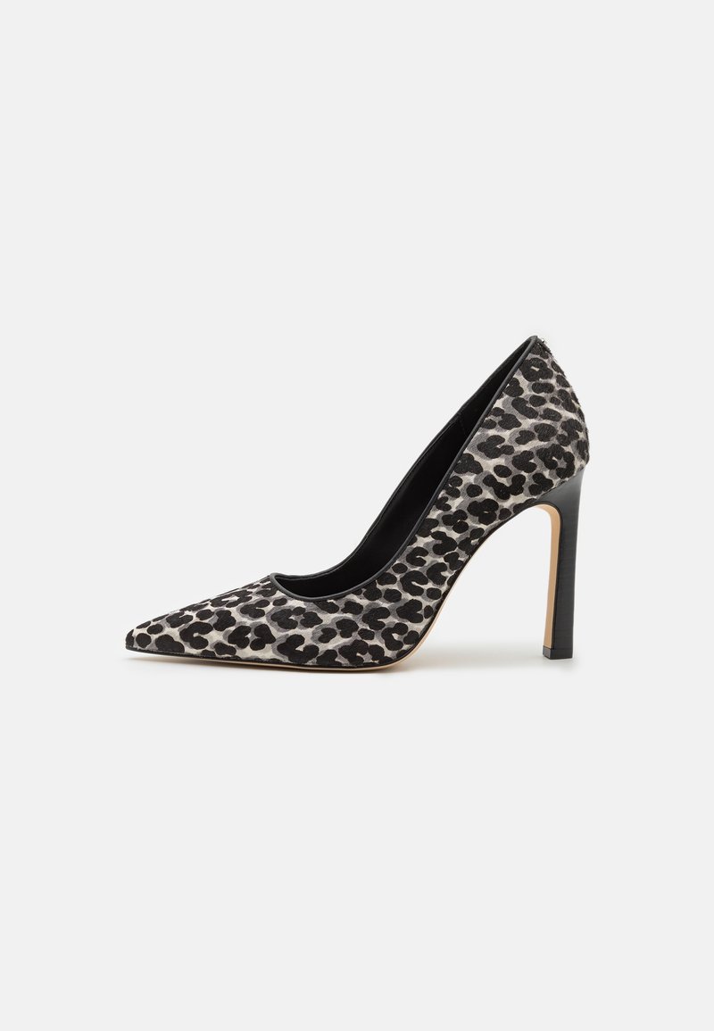 Chaussure pour femme à talon aiguilles fin, à bout pointu, imprimé léopard noir et gris, sur fond blanc.