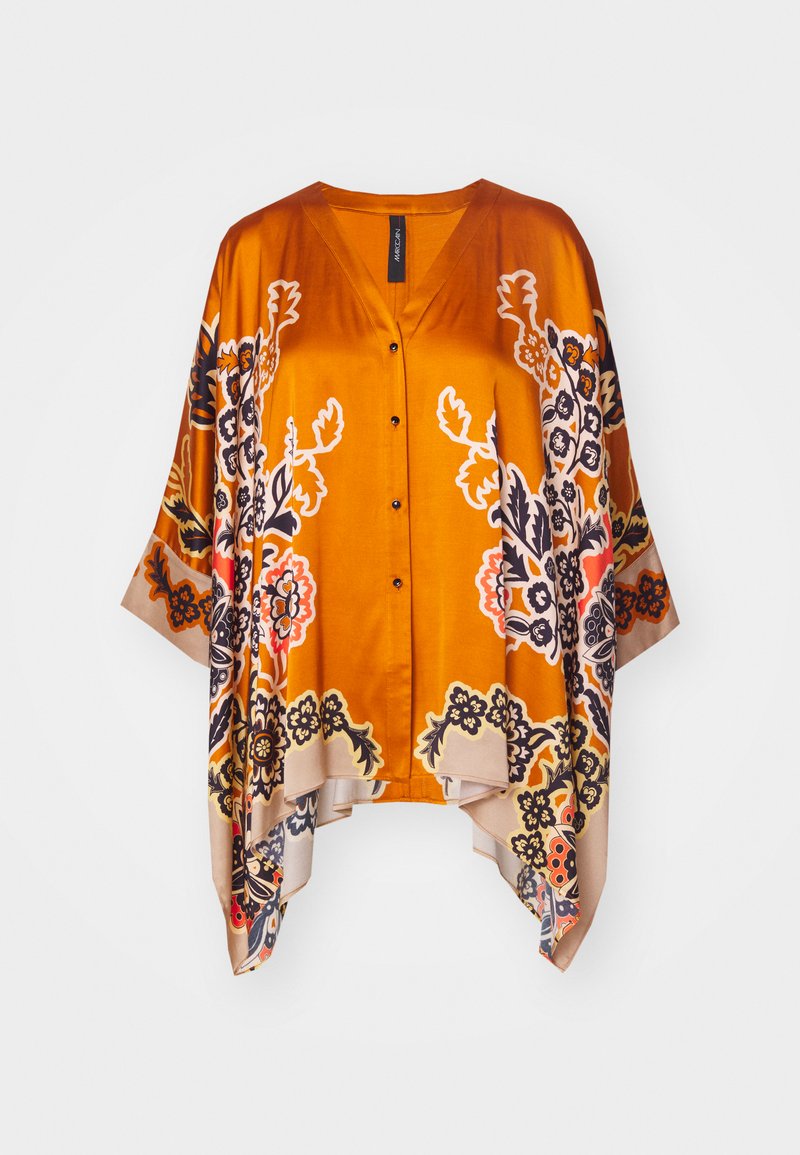 Langmouw, V-hals blouse van oranje satijn met bloemenpatronen in zwart, rood en beige, met een knoopsluiting aan de voorkant en een losse pasvorm.