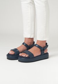 FRED MARTIN COLLECTION TAORMINA - Sandály na platformě - navy leather