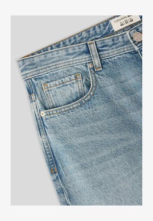 Jeans in denim azzurro chiaro con taglio dritto. Caratteristiche includono una tasca per le monete, cuciture arancioni e un'etichetta con logo sulla vita.